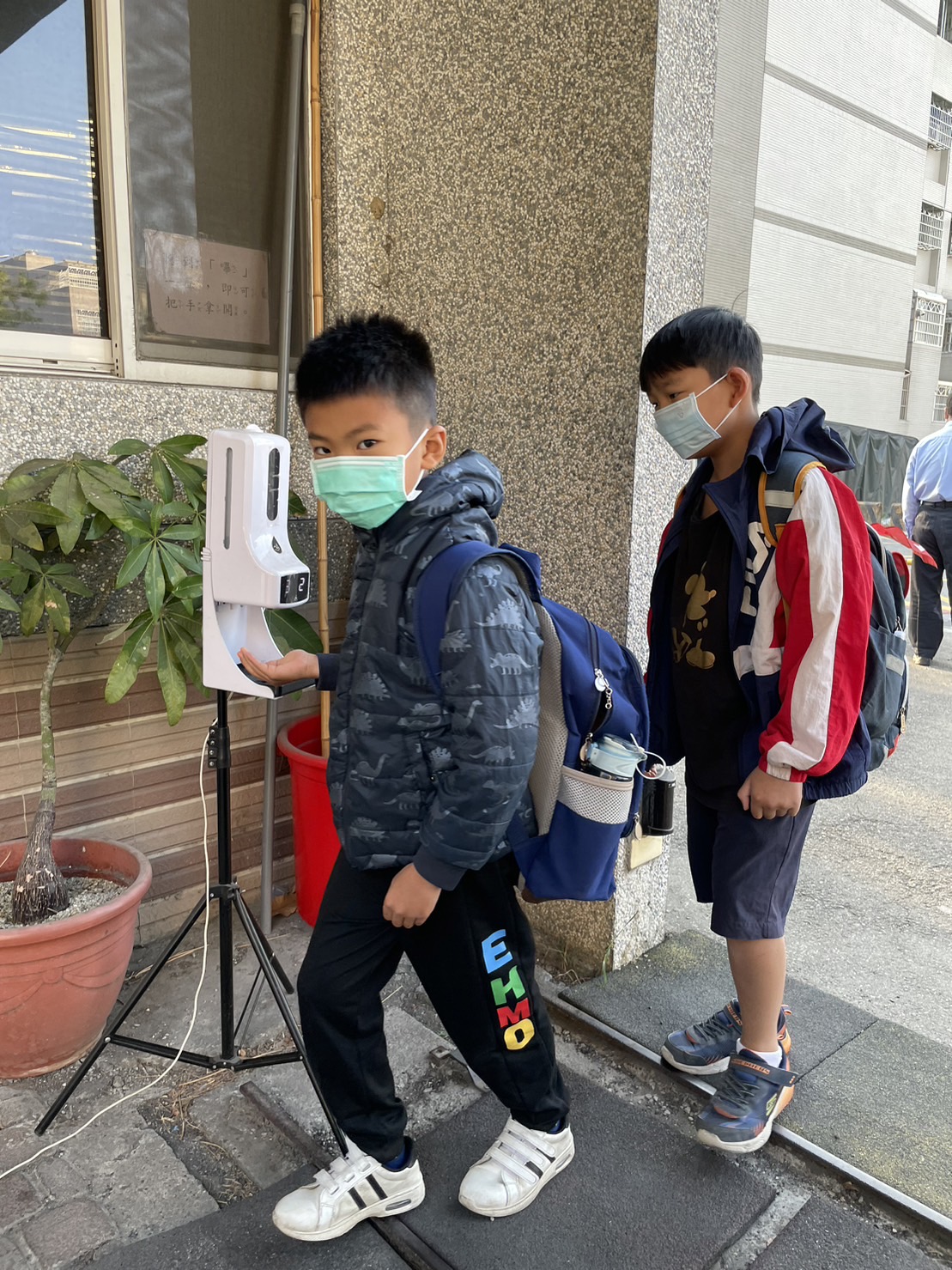 小港區明義國小學生入校園仍習慣戴口罩量體溫。 圖：高雄市教育局/提供