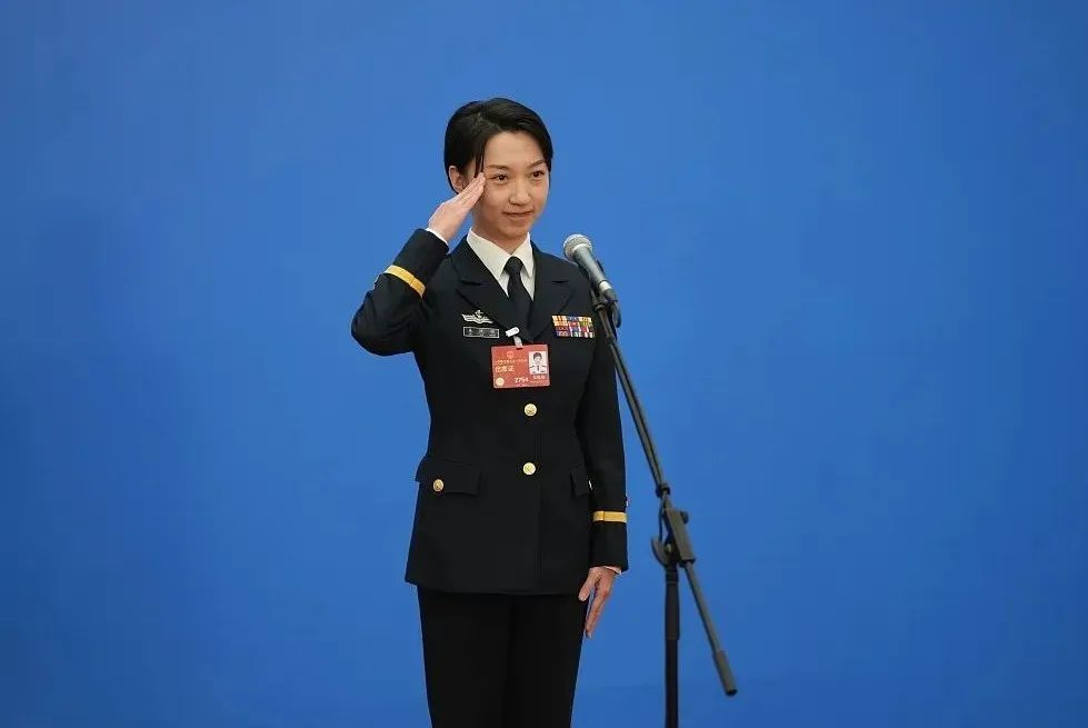 海軍遼寧艦某中隊少校政治教導員朱悅萌入選為全國人大代表。 圖: 翻攝自微博