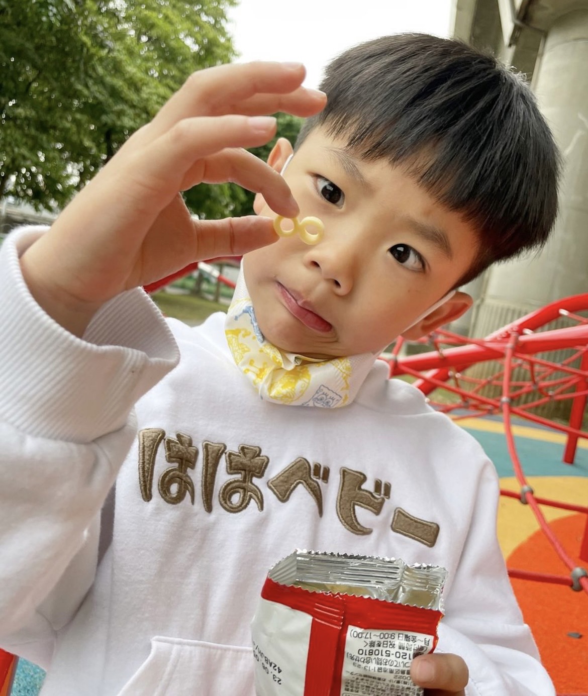 蔡桃貴看著餅乾鬥雞眼。 圖：翻攝自蔡桃貴IG