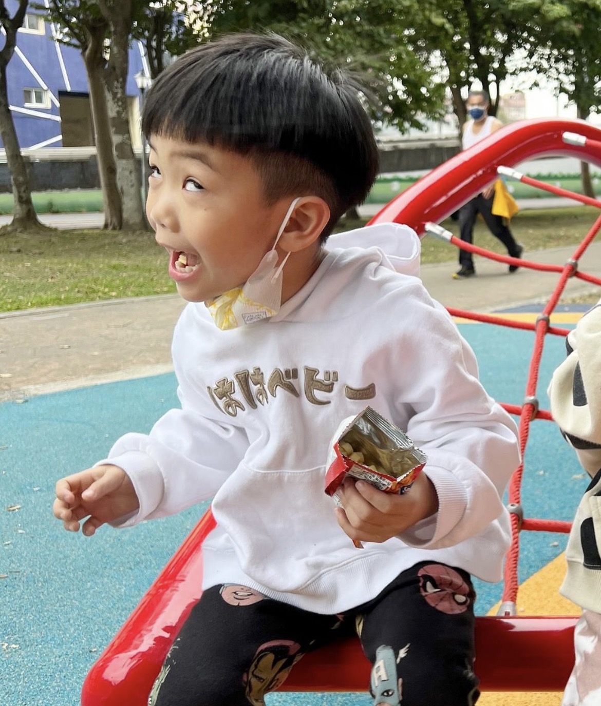 蔡桃貴吃餅乾時搞怪翻白眼。 圖：翻攝自蔡桃貴IG