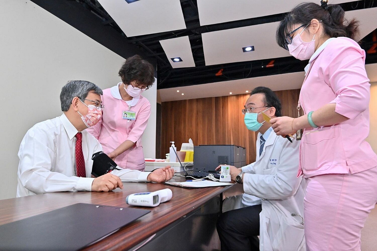 行政院長陳建仁與中央流行疫情指揮中心王必勝指揮官，特於今日在高雄市立民生醫院接種次世代新冠疫苗，響應自今(6)日起至4月30日止推動「疫苗加一，解封安心」的「112年全民COVID-19疫苗接種運動」。 圖：中央流行疫情指揮中心/提供