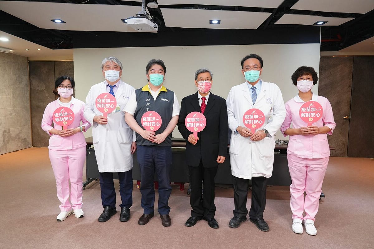 行政院長陳建仁與中央流行疫情指揮中心王必勝指揮官，特於今日在高雄市立民生醫院接種次世代新冠疫苗，響應自今(6)日起至4月30日止推動「疫苗加一，解封安心」的「112年全民COVID-19疫苗接種運動」。 圖：中央流行疫情指揮中心/提供