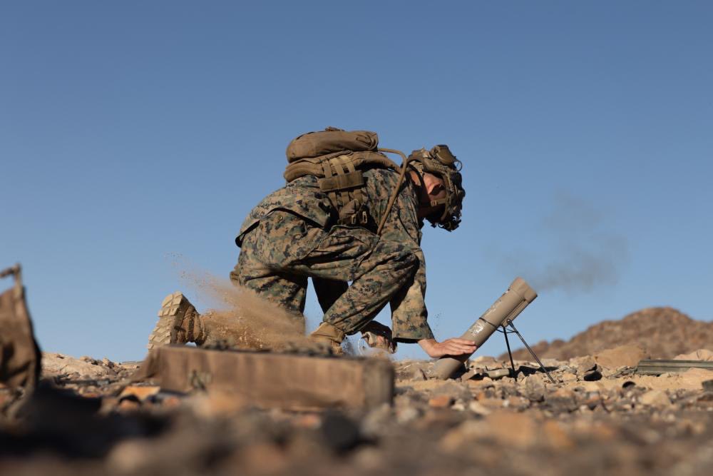 針對第一島鏈可能的軍事衝突，美國海軍陸戰隊第三濱海團在南加州進行10天新型態作戰演訓。圖為彈簧刀無人機操作演練。 圖：翻攝@3d_Marine_Div推特