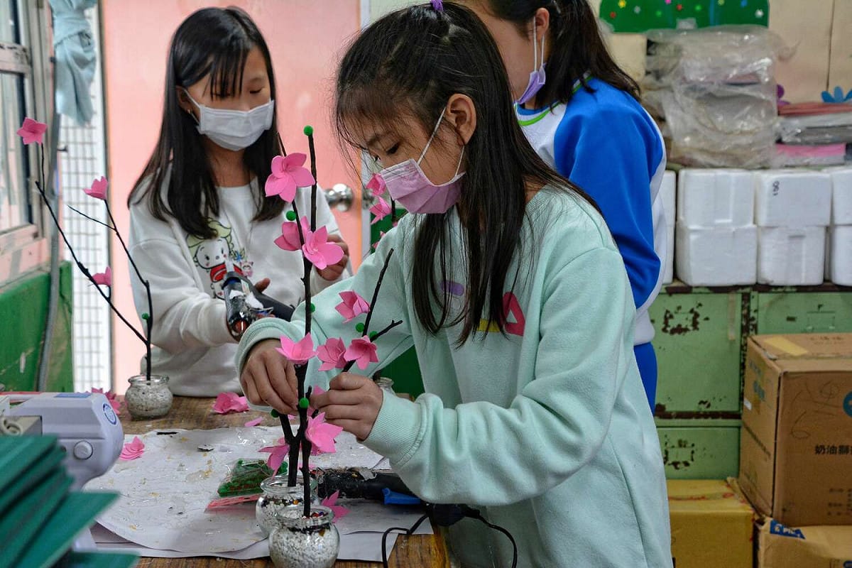 八里國小學生製作桃花插枝。 圖：新北市教育局提供