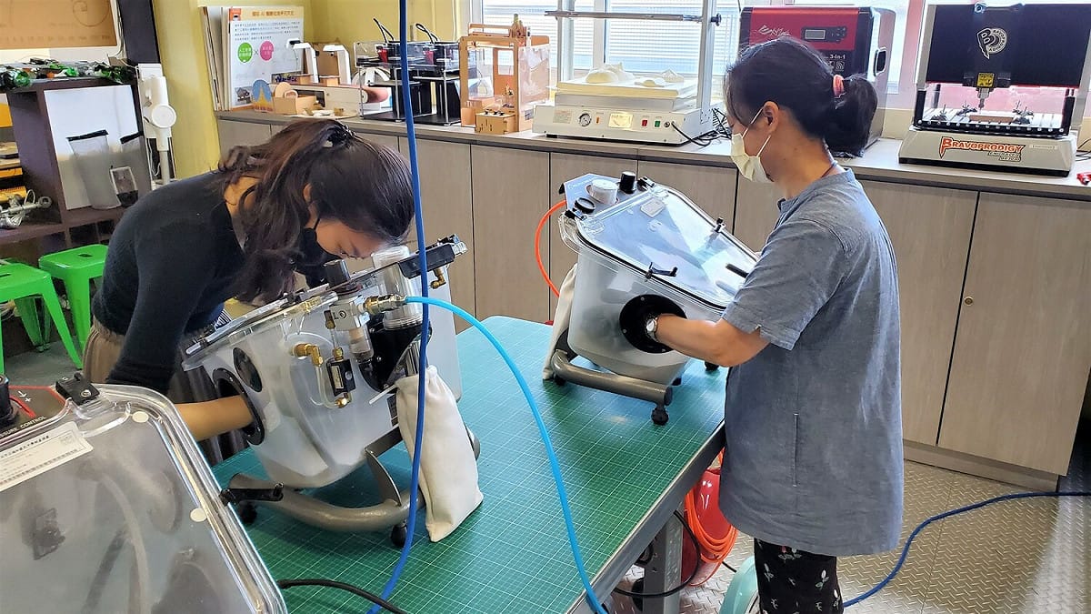 福和國中老師進行噴砂機操作。 圖：新北市教育局提供