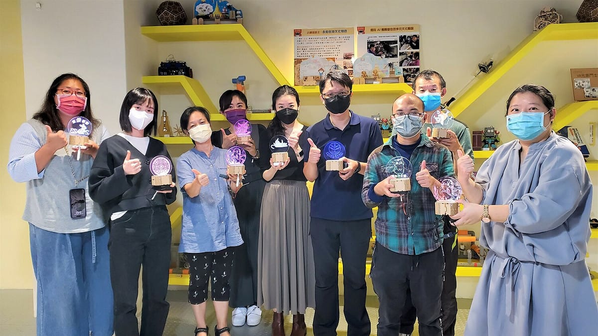 福和國中廣邀校內女性教師，製作溫馨療癒的「噴砂LED小夜燈」。 圖：新北市教育局提供
