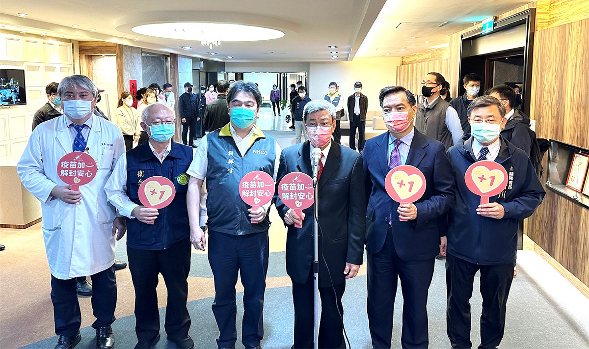 陳建仁(右三)、王必勝(左三)接種次世代疫苗。 圖：高雄市衛生局/提供