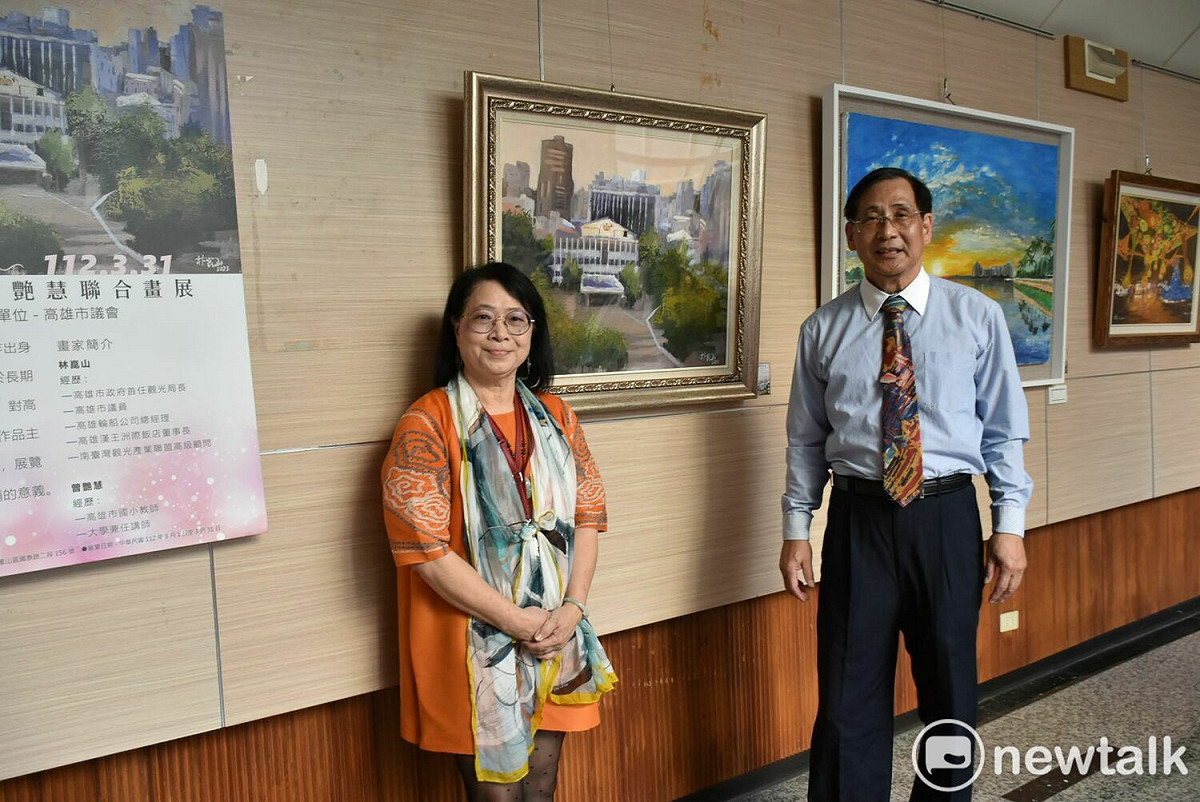 林崑山(右)及夫人曾艷慧在高雄市議會舉辦「高議展藝」畫展。  圖：孫家銘攝