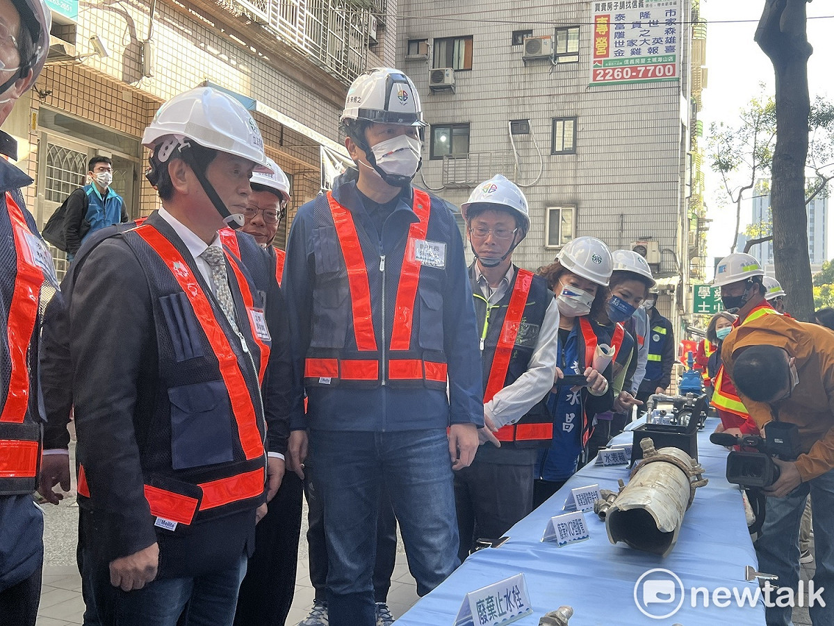 新北市副市長朱惕之（中）會同經濟部次長林全能視察土城自來水老舊管線汰換工程。 圖：林昀真／攝