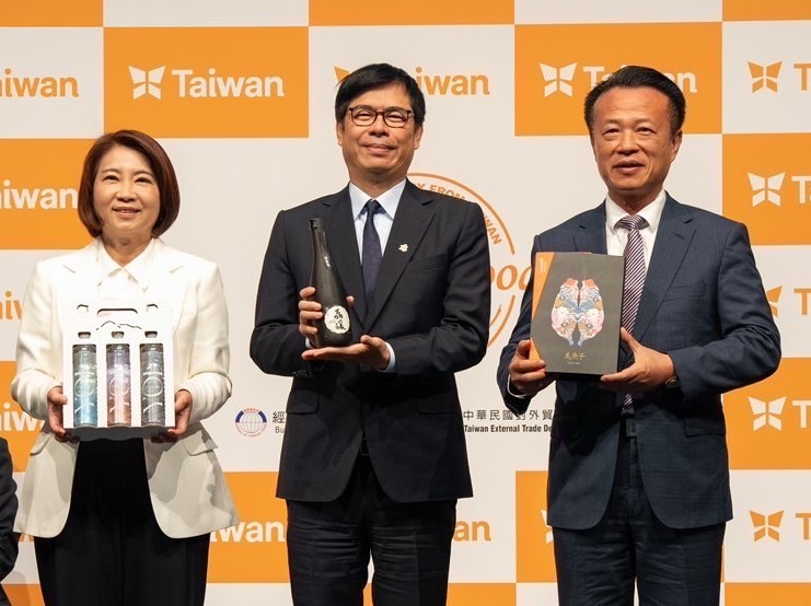 陳其邁(中)、翁章梁(右)與周春米行銷各自縣市的特產。 圖：高雄市農業局/提供