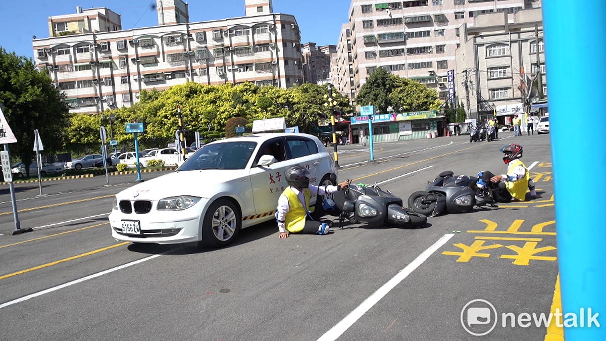 記者會現場示範機車道路駕駛時，容易發生危險的情境以及正確避免危險的方式。 圖：林昀真／攝(資料照)