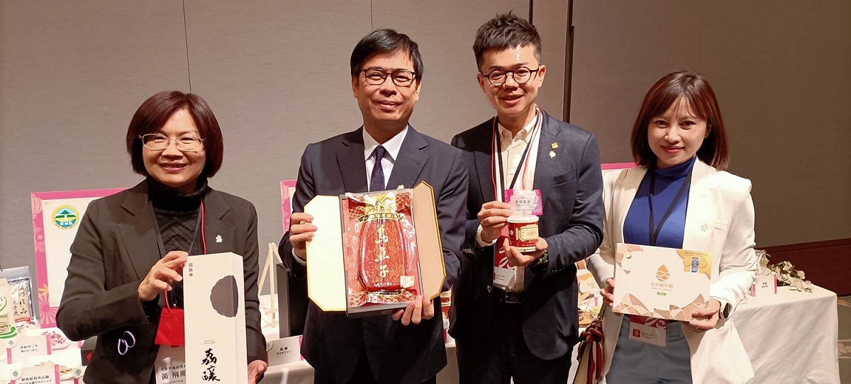 陳其邁(左二)與議員張博洋(右二)、李雅慧(右一)行銷高雄名產。 圖：高雄市農業局/提供