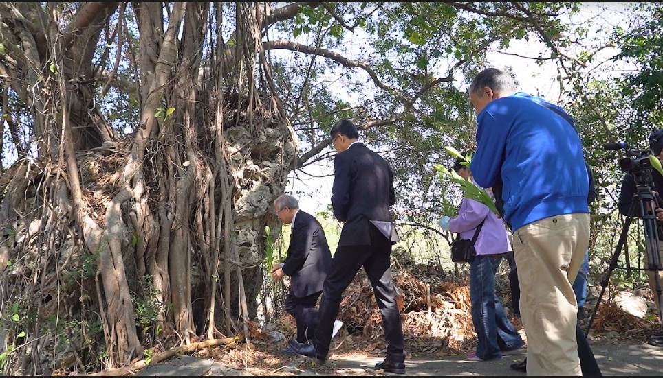 高雄「0306大屠殺」76週年，受難者家屬重回歷史現場。因國防部拒絕遺屬赴當年談判地要塞司令部，只好移往營區外的榕樹舉行追思會。 圖：台灣二二八關懷總會提供