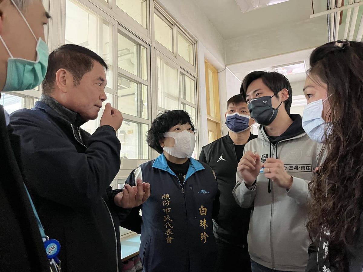 苗栗縣長鍾東錦（左二）對縣議員曾玟學（右二）提告，在網路引起熱議。 圖：翻攝自曾玟學臉書