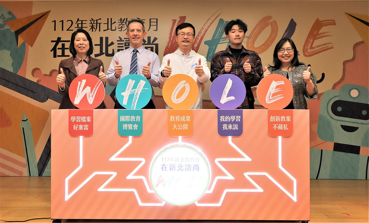 銘傳大學教務長遲文麗（左起）、澳大利亞昆士蘭州貿易暨投資辦事處長劉培希、教育局長張明文、板橋高中畢業生李家凱、板橋高中校長賴春錦。 圖：新北市教育局提供