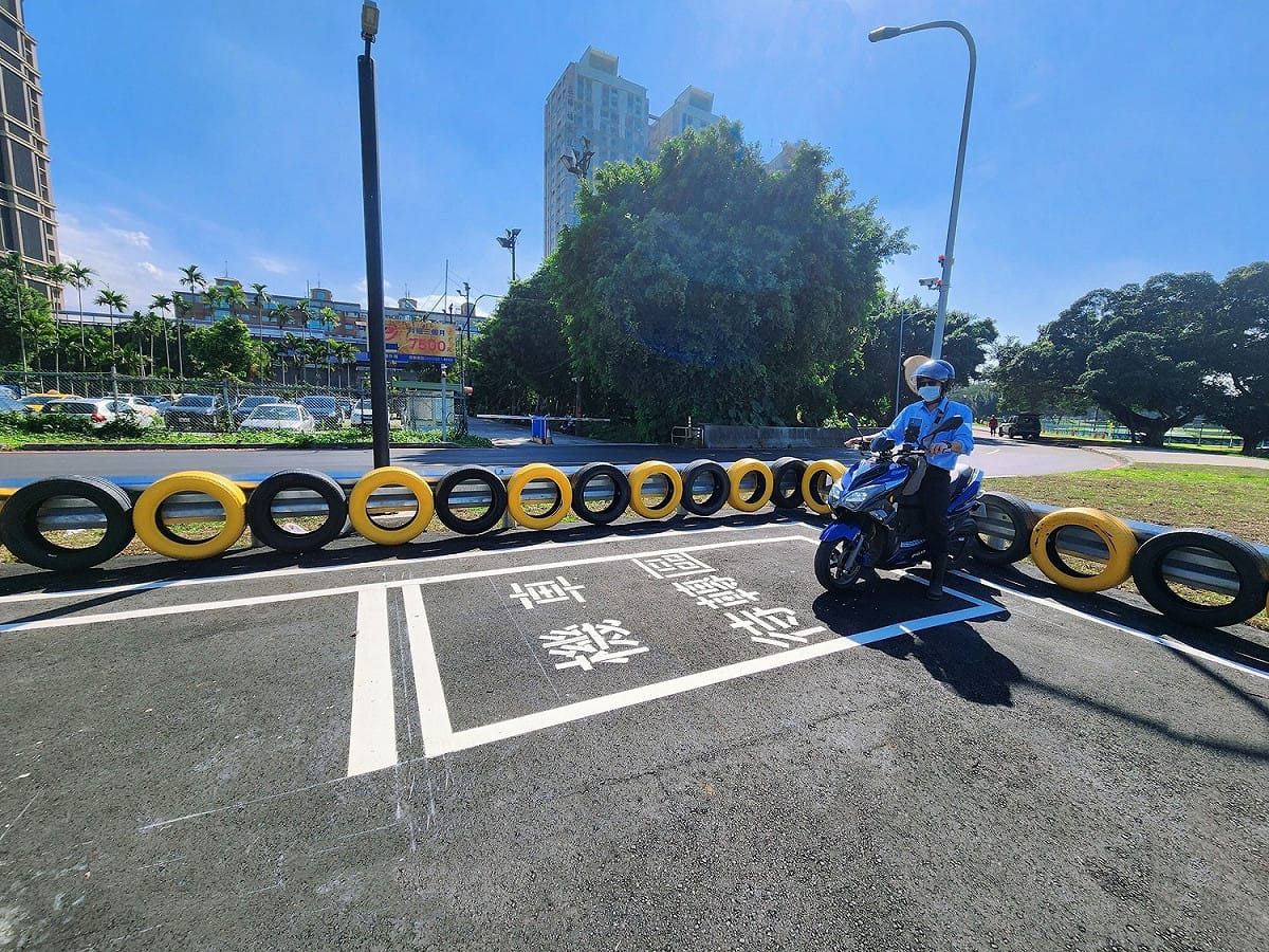 今(18)日就有汽車駕駛教育學會建議，民眾考到駕照後已過一段時間，應建立回訓制度，了解新交通法規。對此，交通部長王國材表示，建立制度可以進行討論。 圖：新北市高灘處提供
