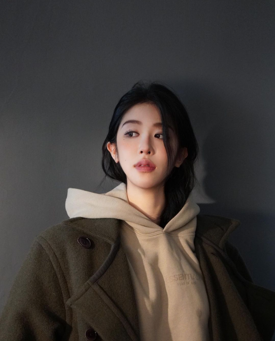 YouTuber美麗妄娜透過個人頻道上傳一支影片，分享自己在全家超商買到發霉的紫米飯。 圖：翻攝自IG＠wanna10_4