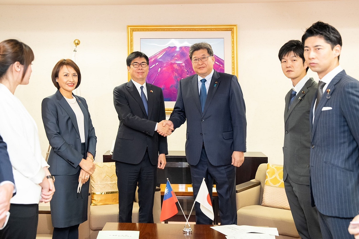 陳其邁(左三)與萩生田光一(右三)相見歡。 圖：高雄市政府/提供