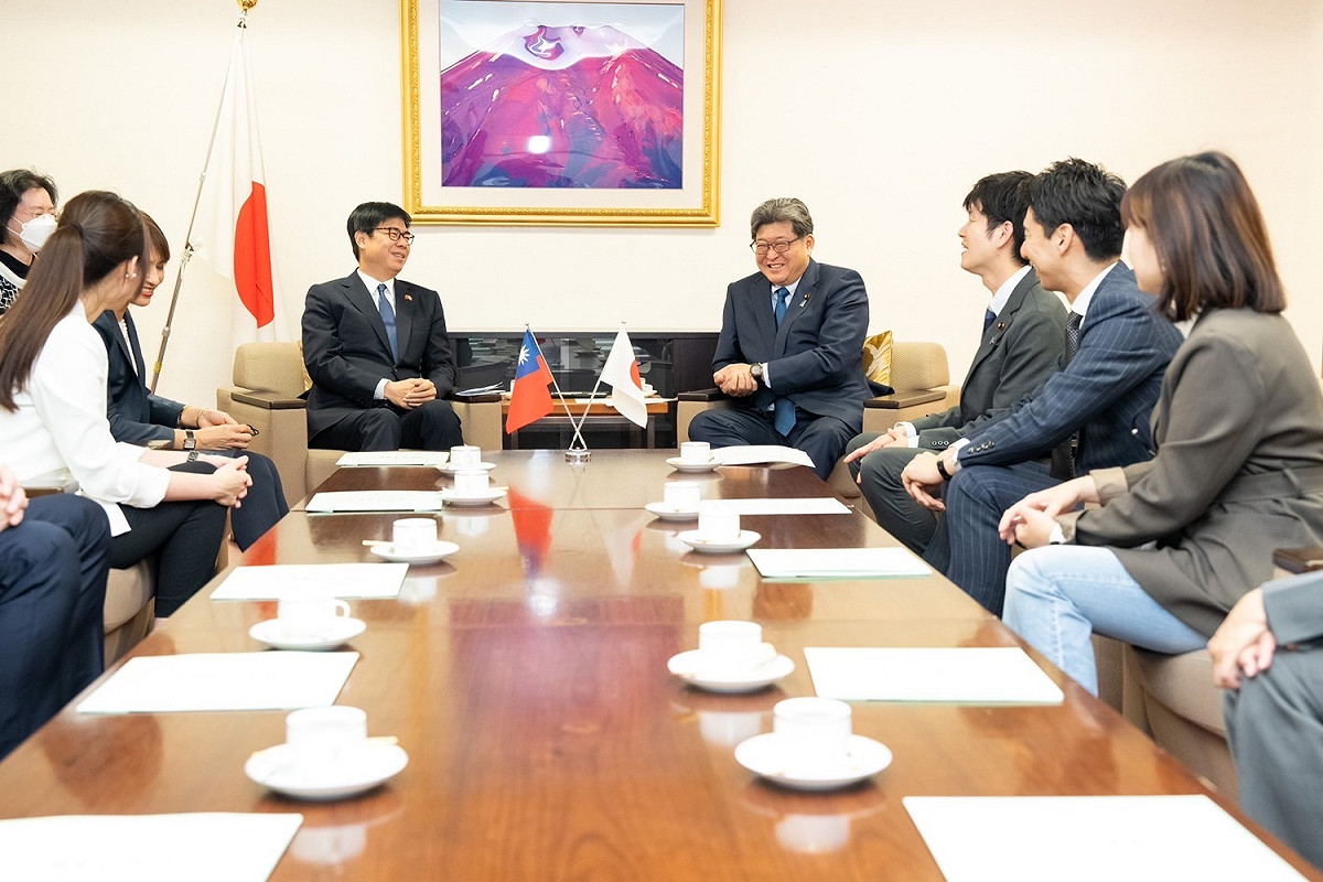 陳其邁訪日團(左方)與萩生田團隊相談甚歡。 圖：高雄市政府/提供
