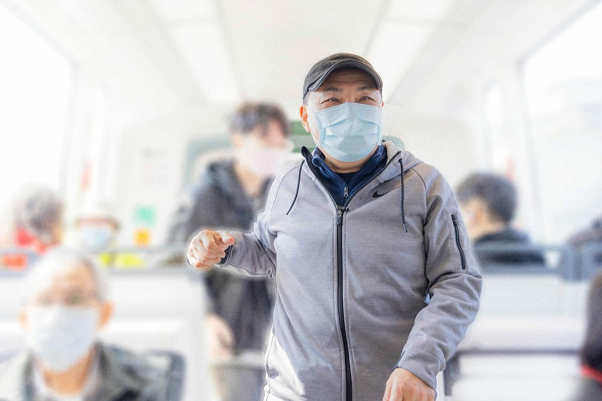 侯友宜解釋3日是以變裝方式搭乘安坑輕軌與民眾互動。 圖：取自侯友宜臉書