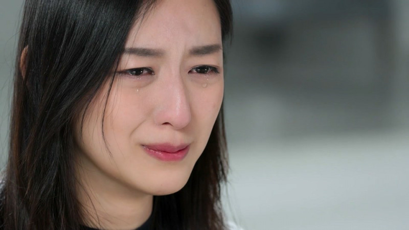 女受害者葉萱也在影片中揭露被鄭明析性侵的過程。 圖：翻攝自Netflix