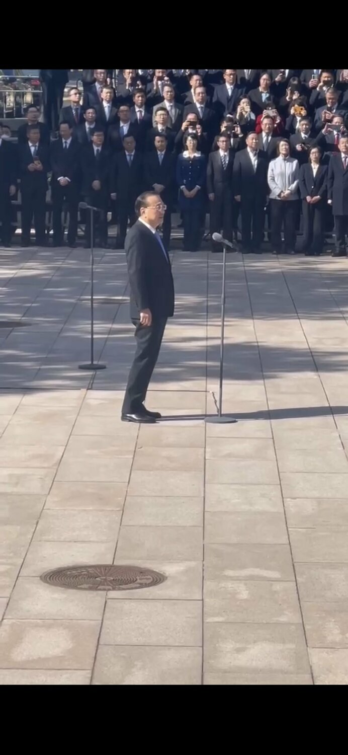 中國國務院總理李克強向人員告別。 圖：翻攝自推特