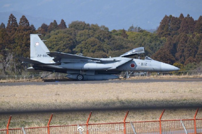 日本航空自衛隊一架F-15J戰機偏離跑道陷入草地。 圖：翻攝@Weapon-肖宁微博