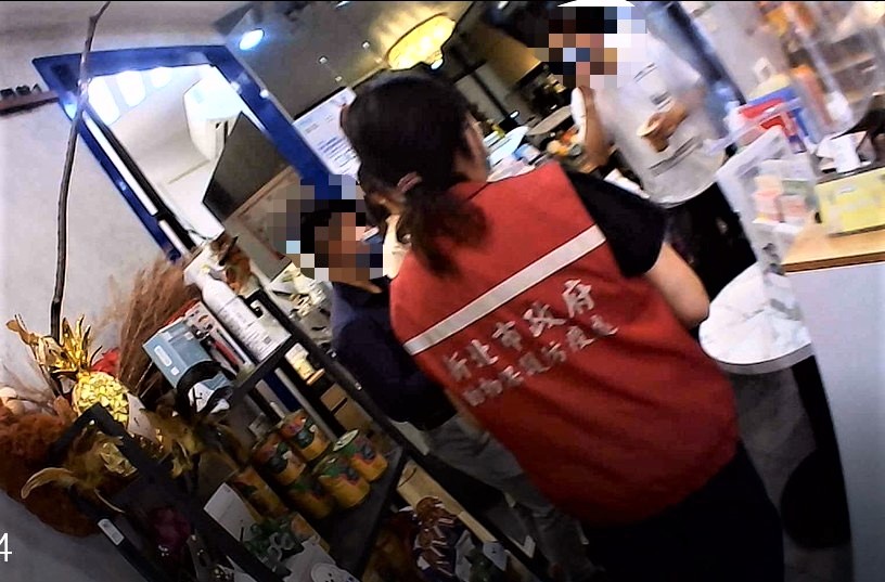 動保處派員稽查板橋區台大翔心動物醫院醫事助理未取得獸醫師資格進行獸醫師業務。 圖：新北市動保處提供