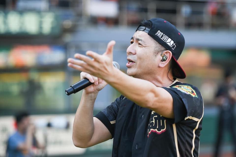 金曲歌王荒山亮近日遭桃園一名女駐唱歌手爆料，控訴荒山亮趁她酒醉性侵得逞。 圖：取自荒山亮臉書