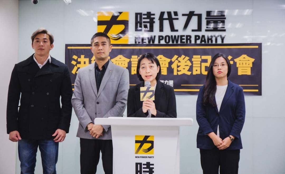 王婉諭公布時代力量新任人事名單，由李兆立（左２）擔任黨秘書長、副秘書長為簡智翔（左1），發言人由輿情部主任余佳蒨(右)續任。 圖：時代力量／提供