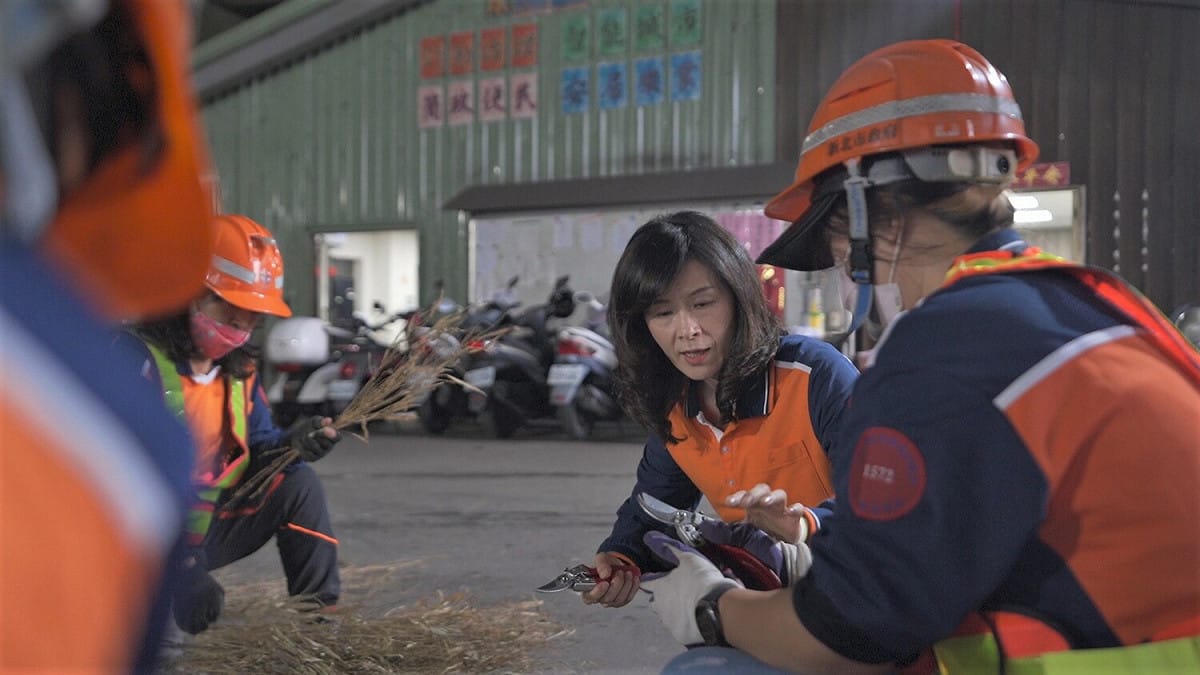中和區清潔隊地勤班領班李惠芳，親力親為的態度感染著整個團隊。 圖：新北市環保局提供