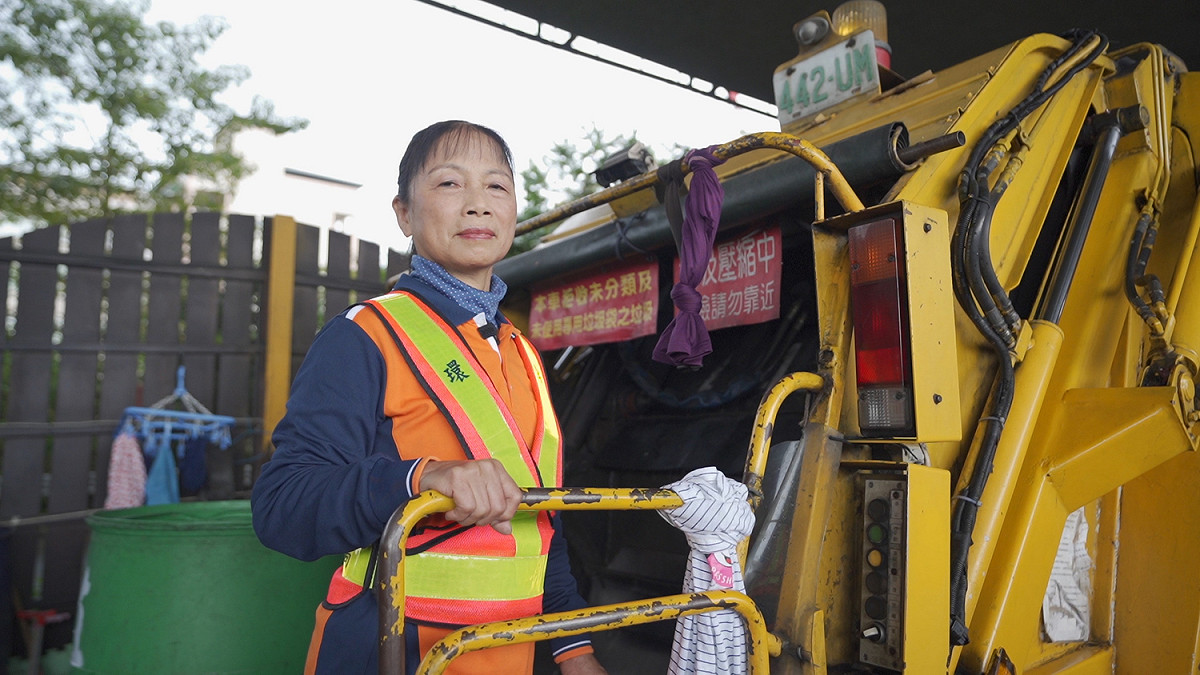新莊區清潔隊路線班隨車員陳秀女，執行最常與民眾接觸的隨車垃圾收運工作。 圖：新北市環保局提供