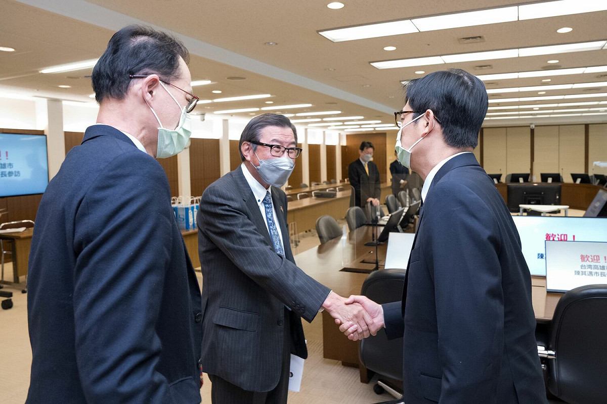 陳其邁(右)拜會三井化學集團總部，由會長淡輪敏(中)親自接待。 圖：高雄市經發局/提供