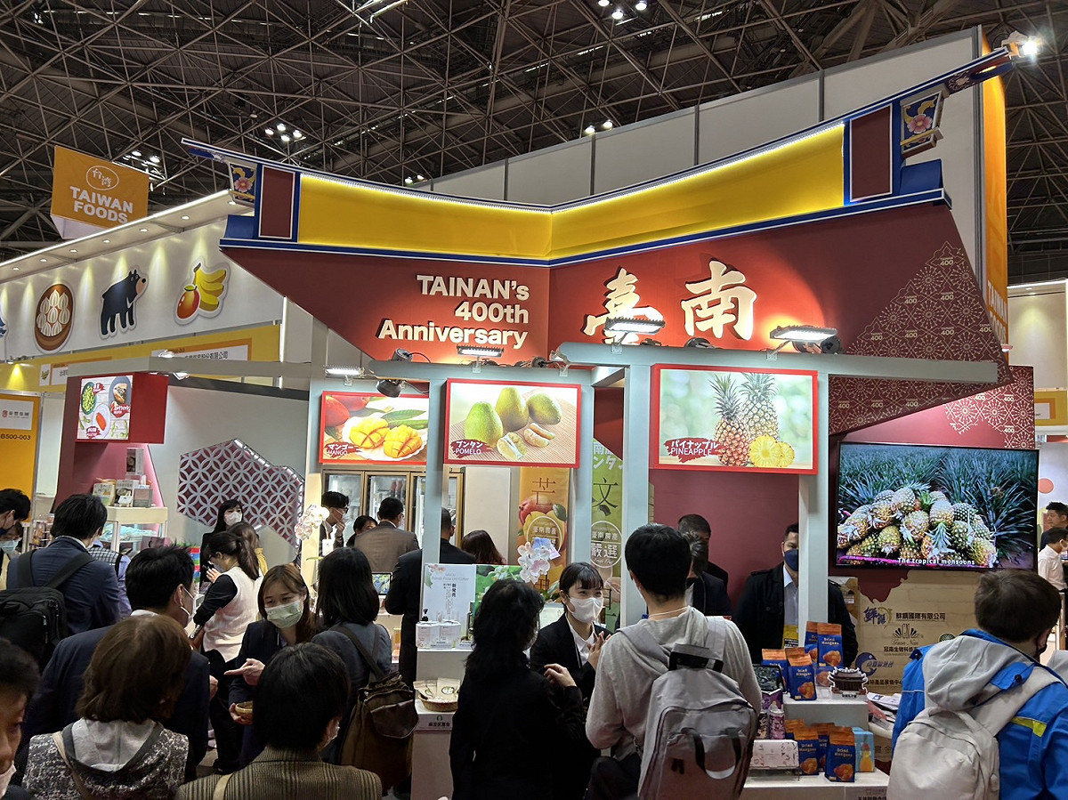 台南展位也以400年歷史為主題，外觀以孔廟為造型，結合紅磚牆主題的展板設計，展現濃厚的台灣特色吸引國際採購者的目光。 圖：台南市政府提供