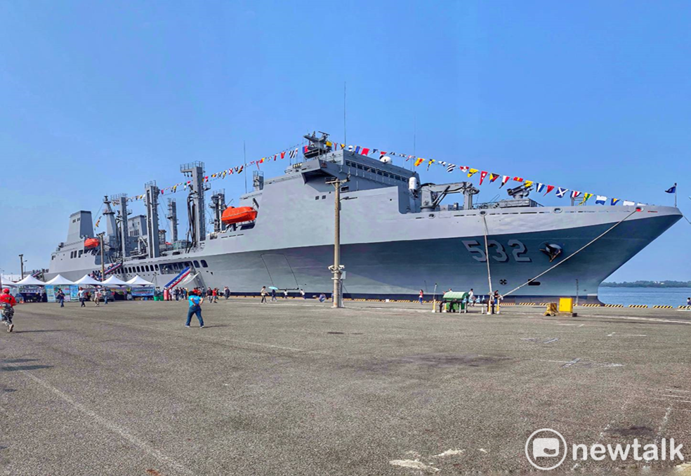 海軍敦睦遠訓支隊旗艦--磐石油彈補給艦。圖為2023年停靠台南安平港。 圖：台南市政府提供(資料照片)
