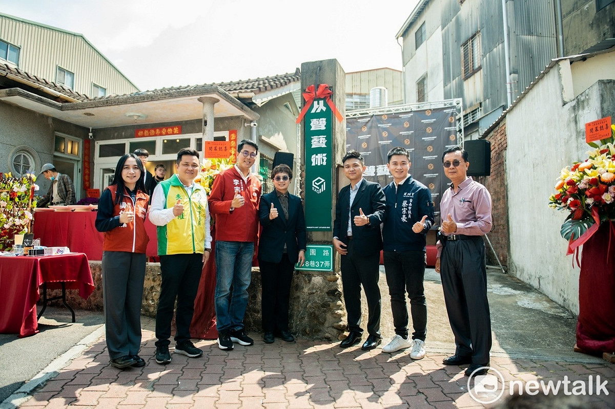 从聲藝術有限公司舉辦新址喬遷落成開幕派對，正式公開老屋翻新的成果，老屋已改建專業攝影棚、辦公空間、會客室，道具儲藏間，並同時展出歷年的作品動態展覽，讓更多人了解新世代青年南漂府城的創業故事。 圖：黃博郎／攝