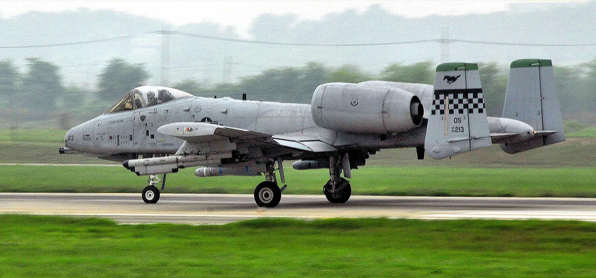 因應北韓600毫米口徑超大型多管火箭砲威脅，韓美空軍實施聯合戰備跑道起降演習。圖為美軍駐韓A-10攻擊機。 圖：翻攝維基百科/公共領域