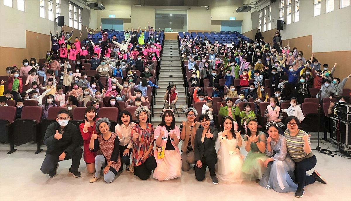 海山國小故事志工在校內公演。 圖：新北市教育局提供