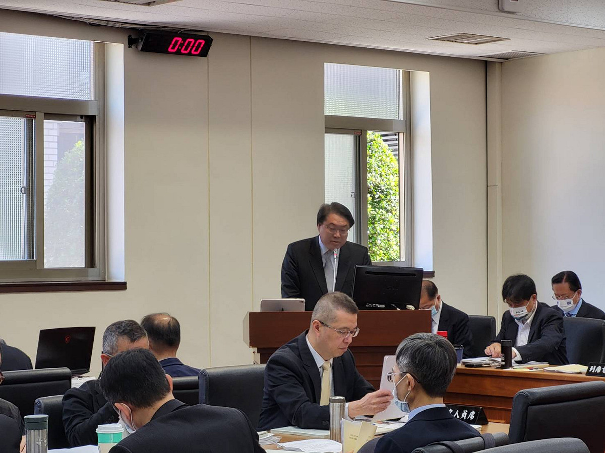 內政部長林右昌（站者）上午赴立法院內政委員會備詢。 圖:陳佩君/攝