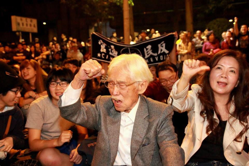 辜寬敏和妻子王美琇（右）曾一起到太陽花抗議現場和年輕人振臂疾呼，抗議中國的鴨霸。目前王美琇在辜寬敏過世後，她一肩扛起新台灣和平基金會與台灣制憲基金會的董事長重責，傳承丈夫的精神持續努力，推動「519白色恐怖記憶日」是今年度重大目標。 圖：取自台灣制憲基金會（資料照）