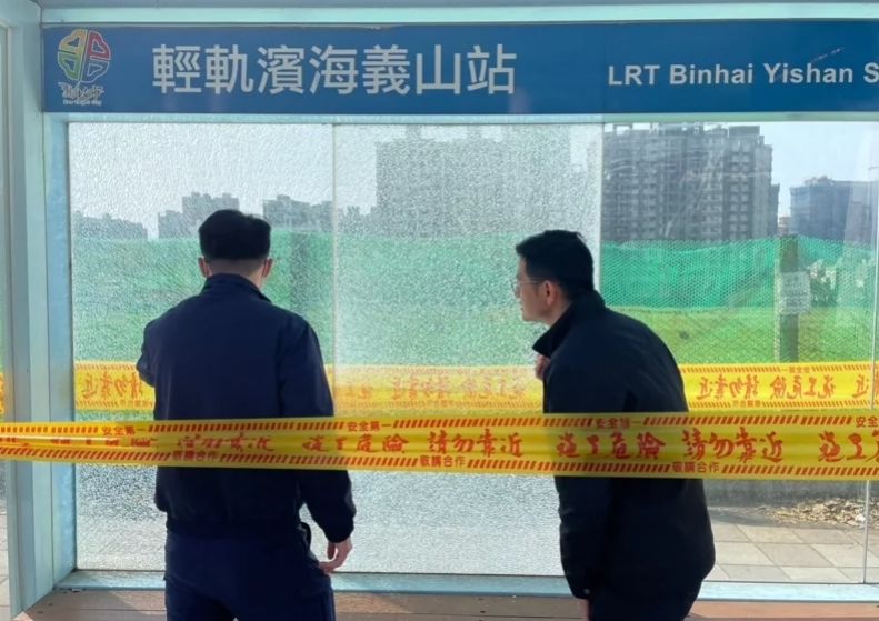 淡海輕軌沿線多個車站的玻璃破裂成蜘蛛網狀。 圖／翻攝畫面