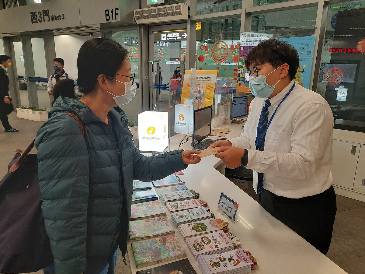 高鐵左營站、台鐵高雄車站、高雄機場國內航廈均備有女性生理用品供索取。 圖：高雄市觀光局/提供