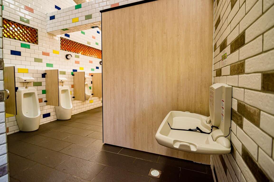 「衛生紙丟馬桶」政策上路至今已6年，根據環保署最新調查，只有45％的人會將衛生紙丟馬桶，其中44％以上公廁都有告示「請勿丟馬桶」。（公廁示意圖） 圖：高雄市觀光局／提供