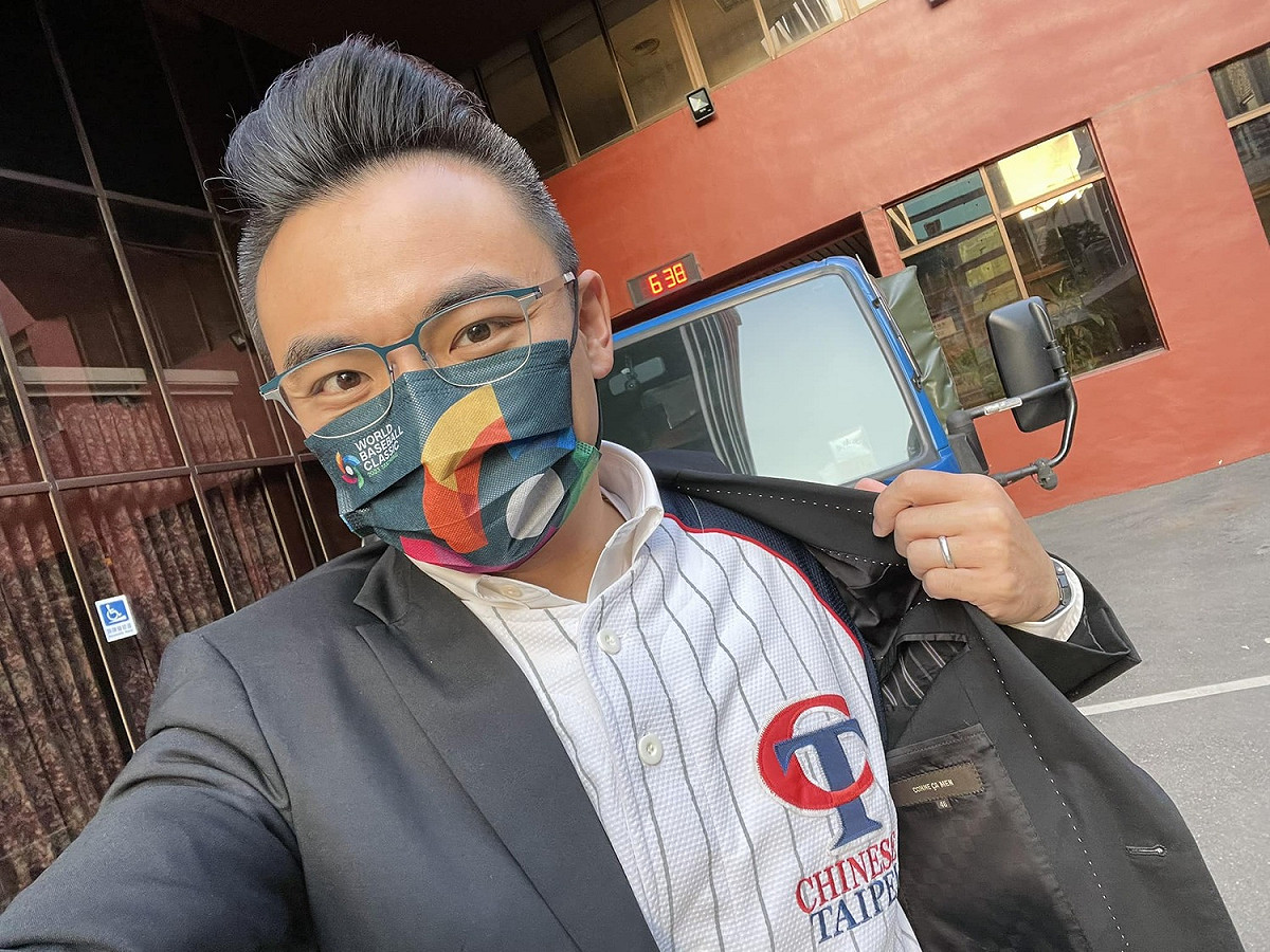 WBC今日開戰，國民黨立委洪孟楷昨日表示，只要中華隊贏一場比賽，就發50份雞排，能夠晉級東京再加碼100份。 圖:洪孟楷臉書
