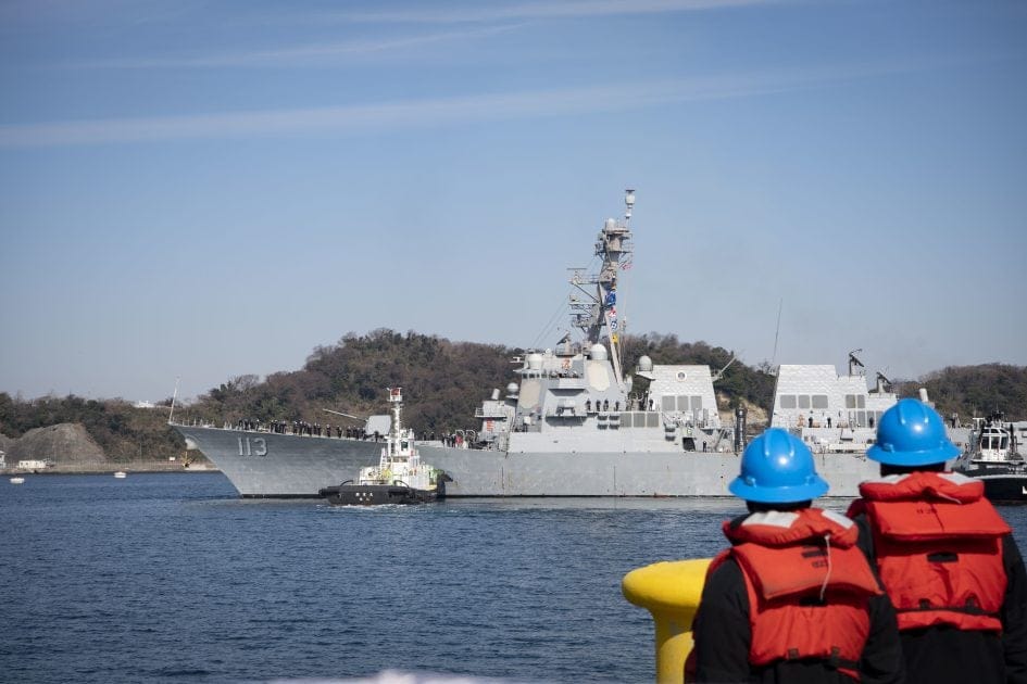 美國海軍「勃克級」驅逐艦「芬恩號」(DDG-113)加入第7艦隊部署印太。3月4日駛入日本橫須賀港。 圖：翻攝U.S. Navy