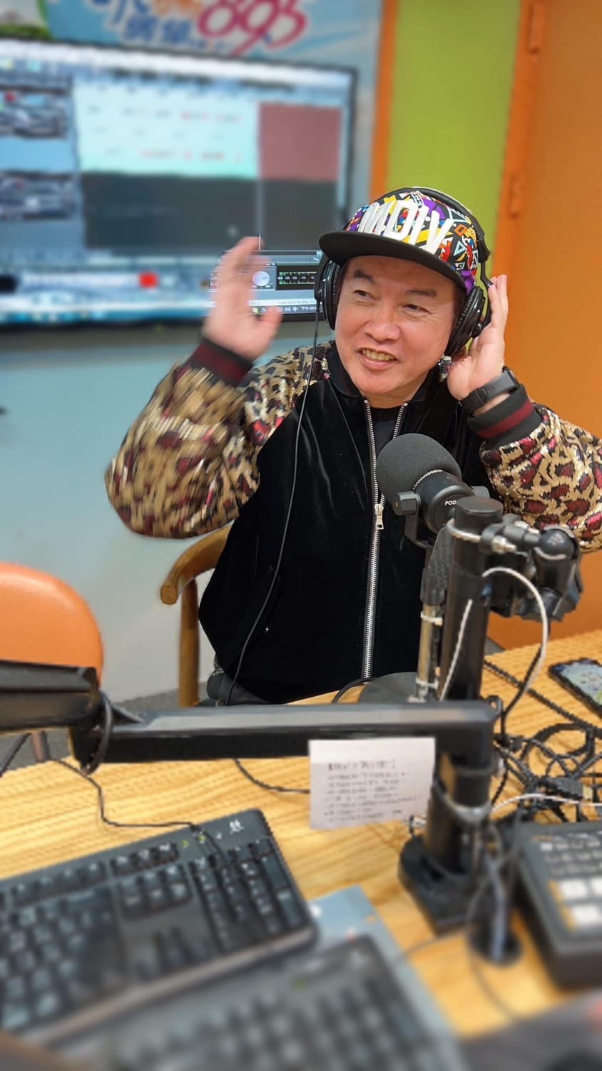 康康評論荒山亮被控性侵的事件，說出「飯局妹也沒那麼貴」的話引起熱議。 圖：取自康康粉絲團