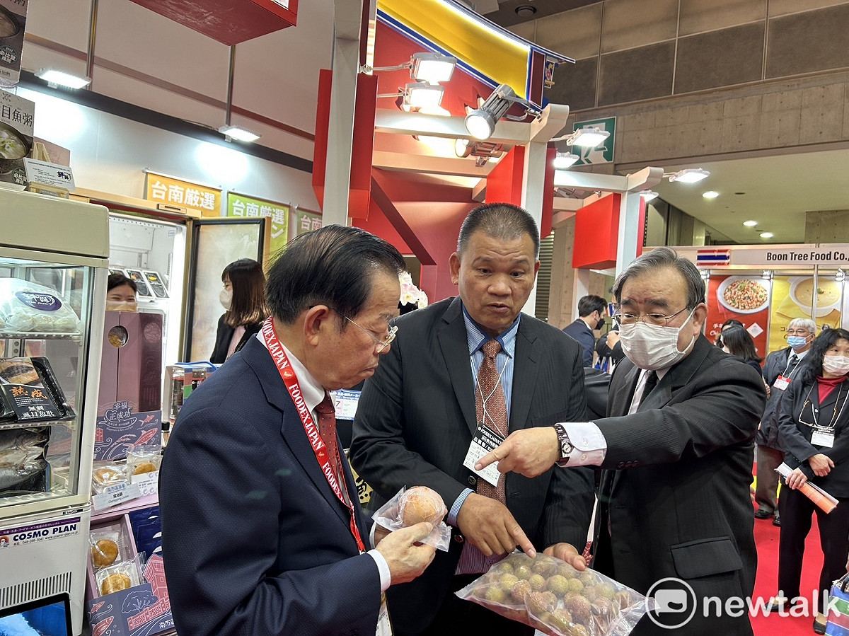台南市長黃偉哲率農會與食品業者進軍東京食品展，其中一家台南業者冠南生物科技，現場端出整顆急凍芒果，吸引駐日大使謝長廷到場了解，農糧署長胡忠一也到場補充說明，吸引眾多國際買家目光。 圖：台南市政府提供