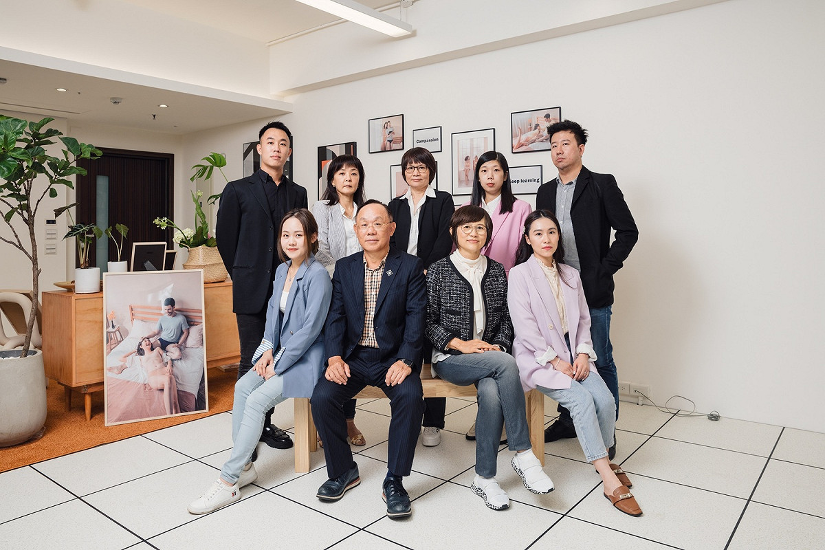 葉淑麗深耕紡織成衣業30年，一手打造英紡企業，自創品牌ATTITUDE。前排中間為葉淑麗董事長伉儷。 圖：新北市經發局提供