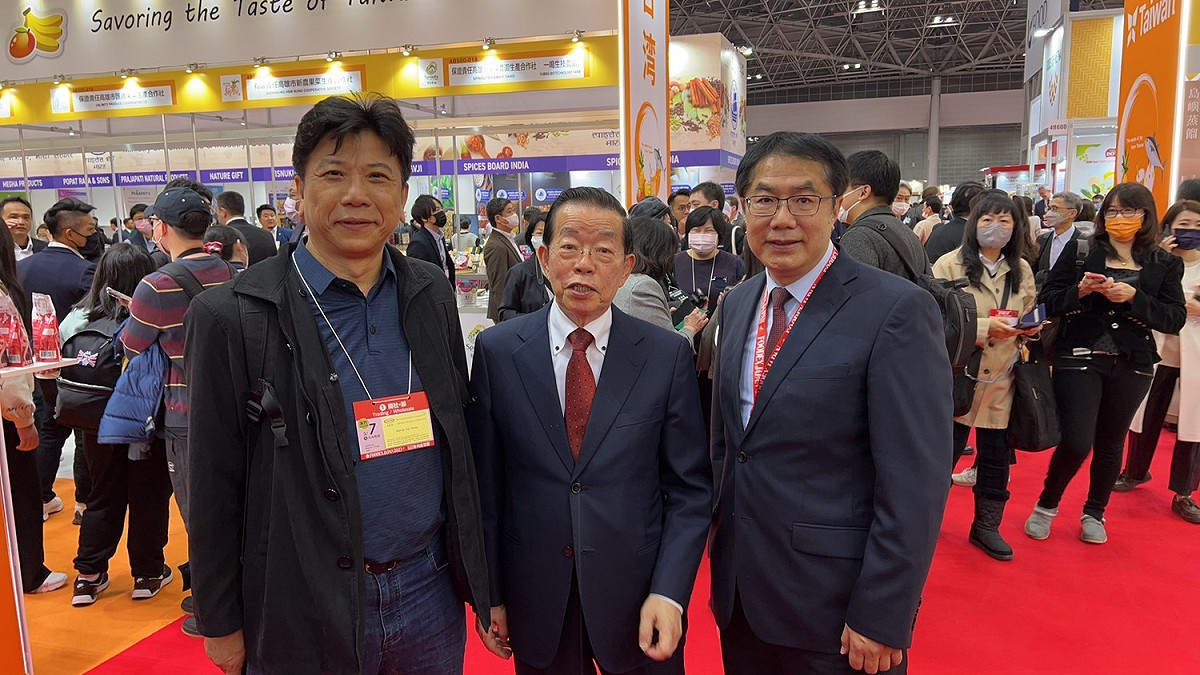 台南市長黃偉哲率農會與食品業者進軍東京食品展，其中一家台南業者冠南生物科技，現場端出整顆急凍芒果，吸引駐日大使謝長廷到場了解。 圖：台南市政府提供