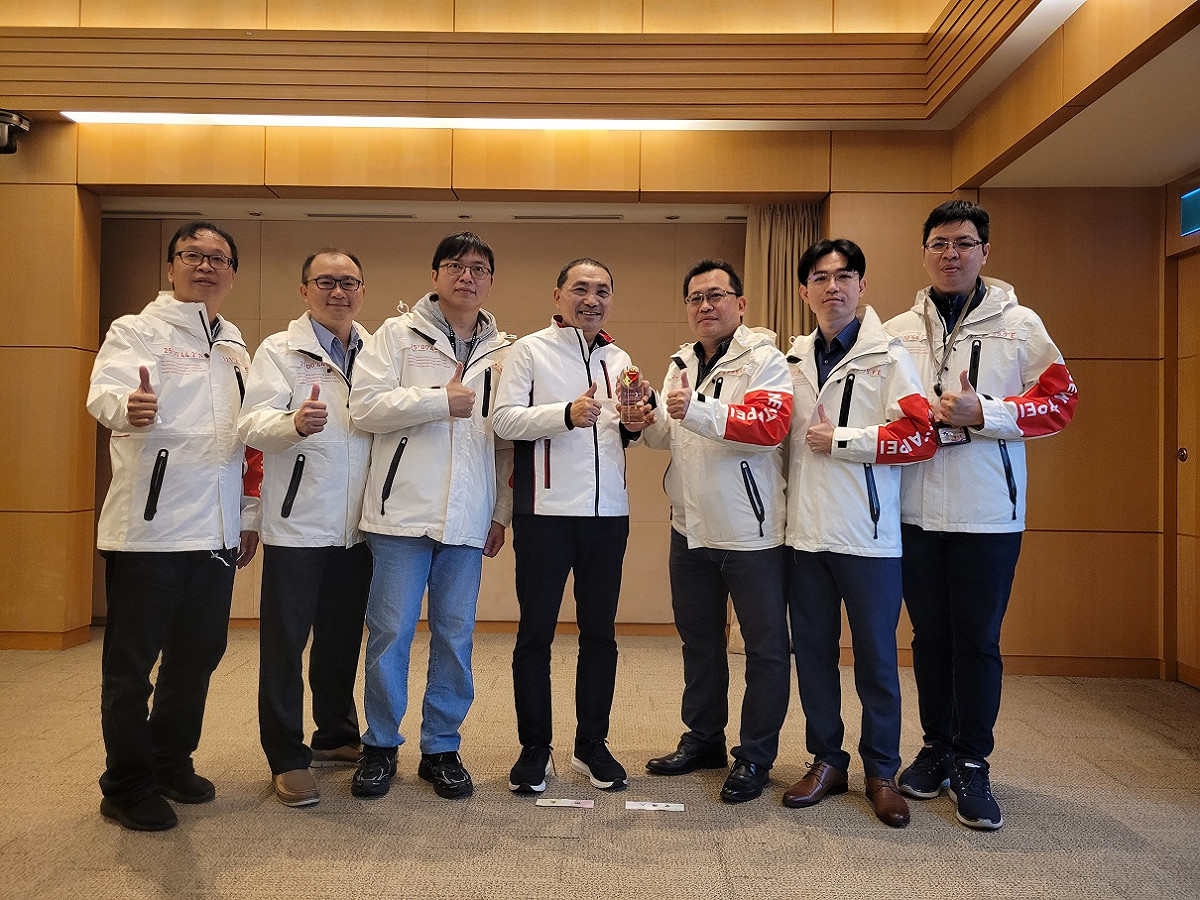 新北市旅宿管理輔導績效考核榮獲特優，今(8)日市政會議獻獎新北市長侯友宜。 圖：新北市觀旅局提供